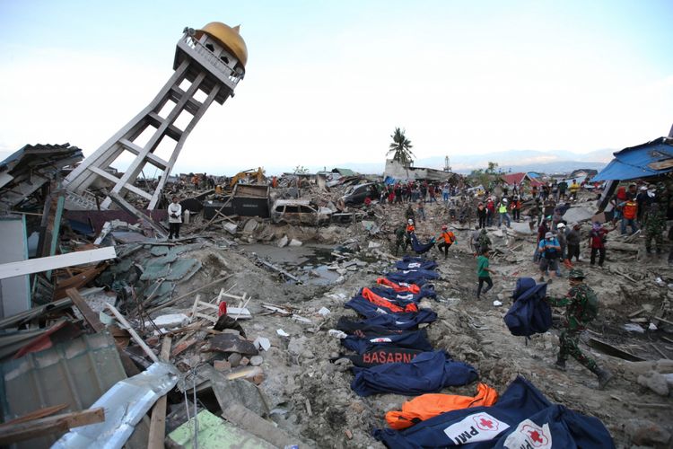 Jenasah korban gempa bumi ditemukan di Perumnas Balaroa, Palu, Sulawesi Tengah, Sabtu (6/10/2018). Gempa bumi Palu dan Donggala bermagnitudo 7,4 mengakibatkan sedikitnya 925 orang meninggal dunia dan 65.733 bangunan rusak.