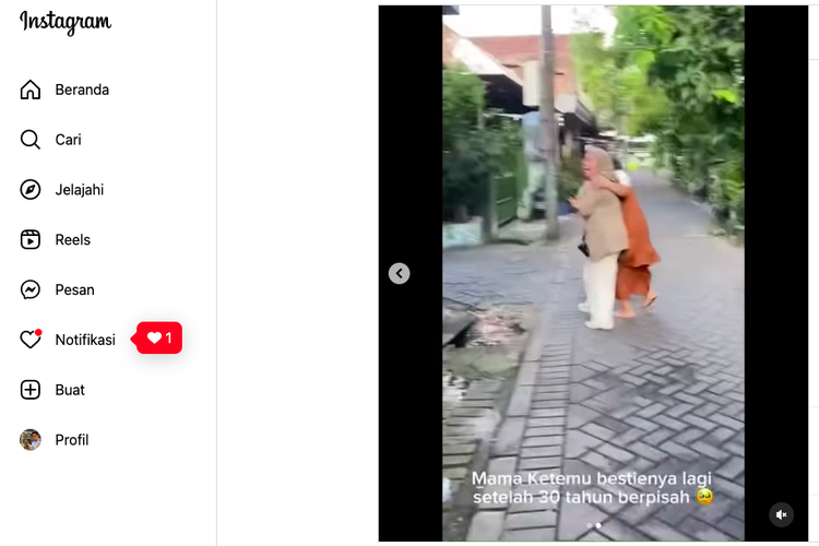 Tangkatan layar video seorang ibu bertemu tema SMA setelah 30 tahun berpisah. 