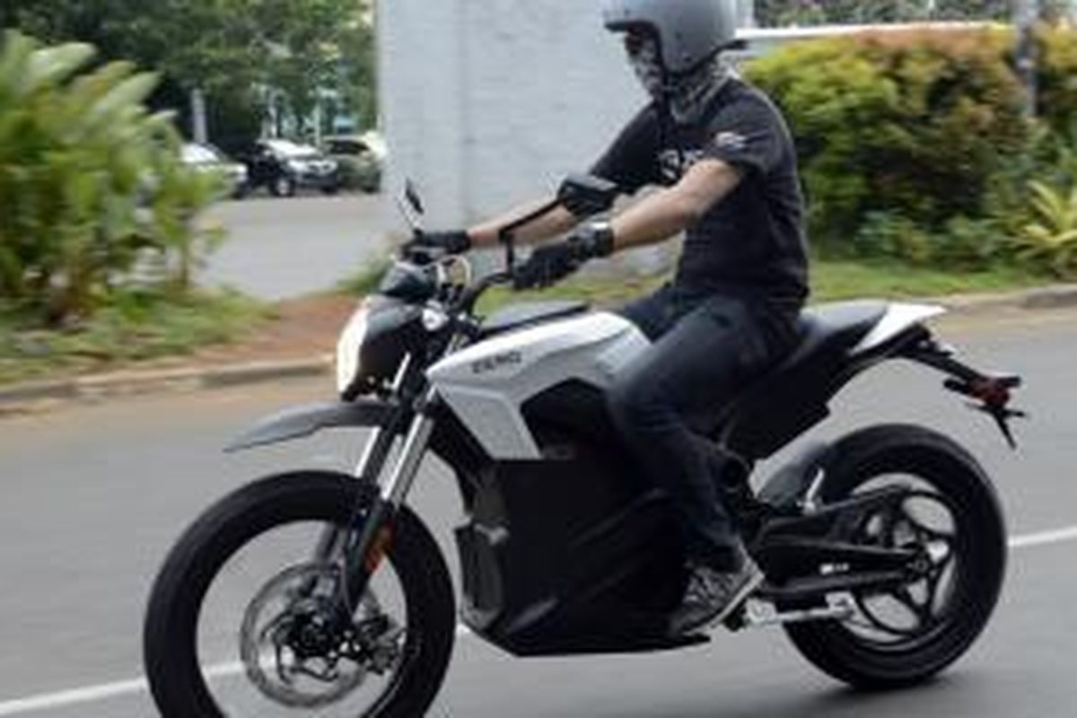 Karakter sepeda motor listrik Zero mengejutkan dan butuh penyesuaian.