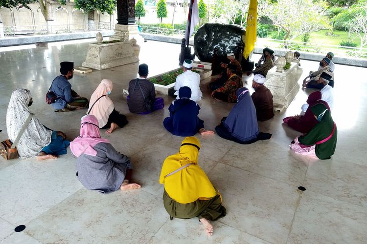 Pengunjung melakukan doa di pusara Makam Bung Karno, Minggu (19/9/2021)