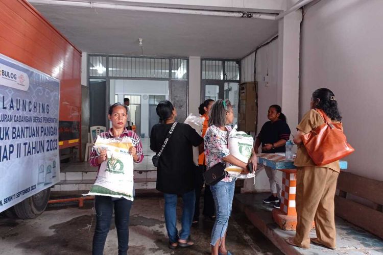 Warga Kecamatan Sirimsu Kota Ambon mengmabil bantuan pangan di Kantor Pos pada hari pertama penyaluran serempak seIndonesia