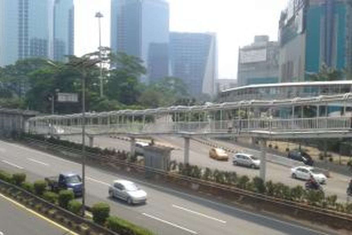 Jalur transit antar halte transjakarta di kawasan Semanggi, Jakarta, yang tinggi dan panjang. Sejumlah pengguna layanan bus transjakarta menilai, konstruksi fisik halte transjakarta tak efisien. Karena selain tinggi, bentuknya yang cenderung memutar membuat warga pengguna merasa terkuras fisiknya.