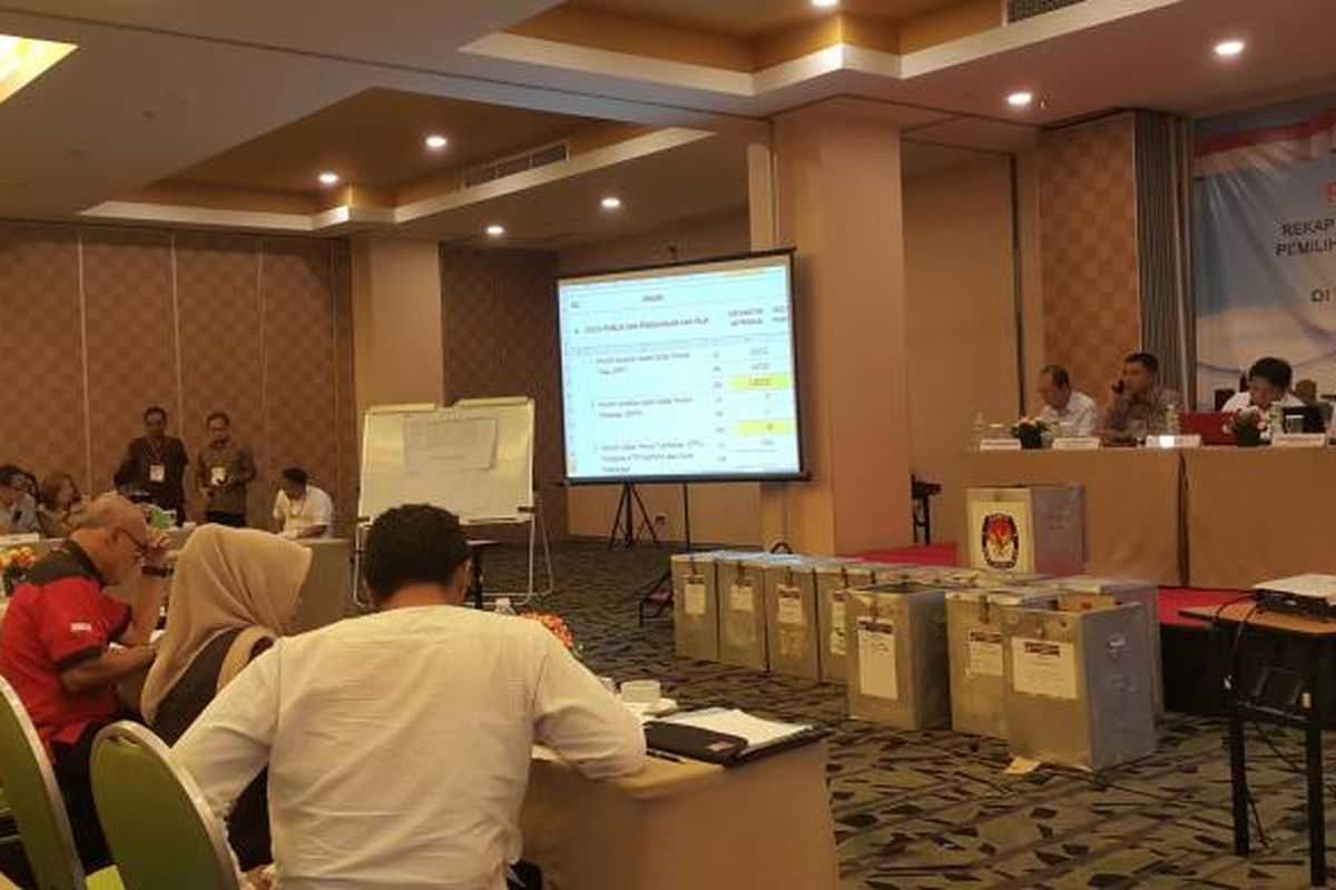 Rapat pleno rekapitulasi hasil penghitungan suara Pilkada DKI Jakarta 2017 oleh KPU Jakarta Timur di Hotel Maxone Pemuda, Rawamangun, Jakarta Timur, Jumat (24/2/2017).