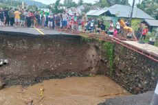 Jalan di Jembatan Monano Ambles, Seorang Pengendara Motor Hilang