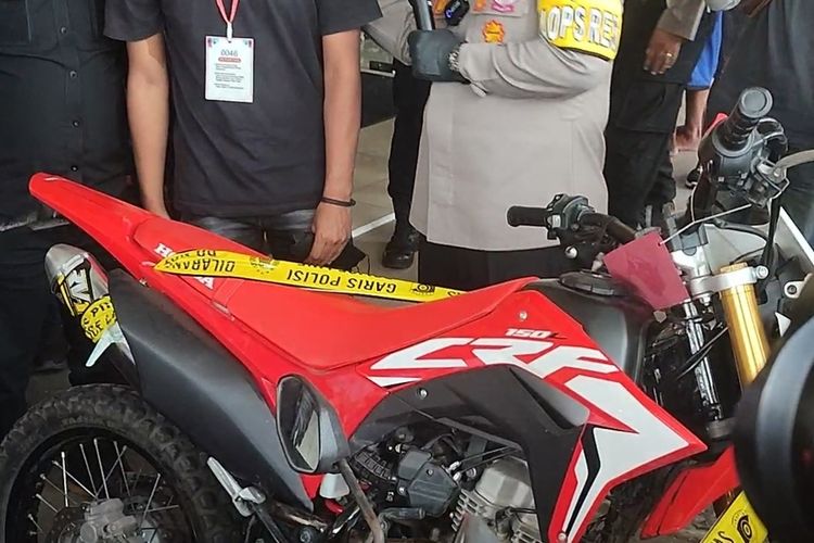 Kapolres Indramayu AKBP Fahri Siregar bersama Pemilik Motor CRF, Dimas Ananda, usai gelar perkara kasus pencurian sepeda motor di Mapolres Indramayu, Senin (20/2/2023)