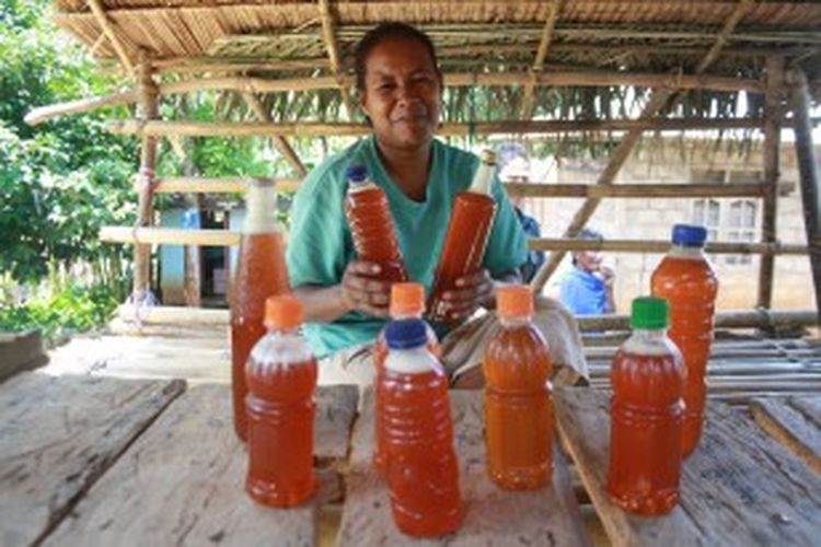 Pedagang memperlihatkan madu hutan khas Buton yang ia jual. Madu hutan ini bisa dibeli di kawasan Desa Watabo, Kecamatan Kampung Tori, Buton, Sulawesi Tenggara. 