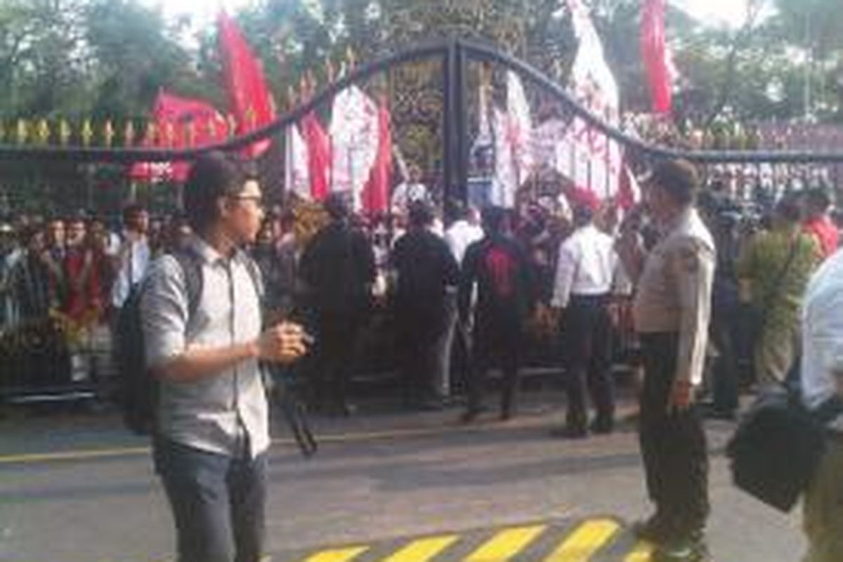 Massa di luar Istana Merdeka yang ingin masuk dengan membawa mobil dan truk, Senin (20/10/2014)