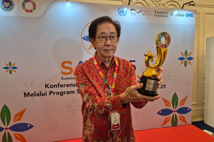 Direktur Sido Muncul, Dr (HC) Irwan Hidayat memegang piala penghargaan Terbaik I kategori Badan Usaha Besar Indonesia?s SDGs Action Awards 2025 berkat keberhasilan program Smartani. 