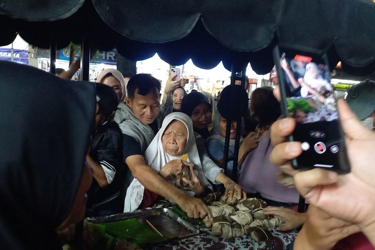 Pesta Rakyat Peringati Ultah ke-80 Sultan HB X, Nasi Kucing Ludes dalam Sekejap