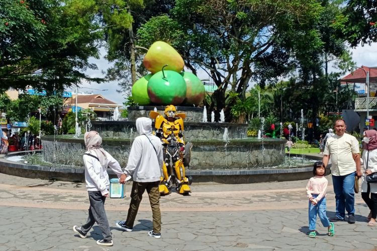 Kondisi kawasan Alun-Alun Kota Batu, Jawa Timur di hari ketiga libur Lebaran 2024 atau Idul Fitri 1445 Hijriah pada Jumat (12/4/2024), siang mulai ramai wisatawan. 