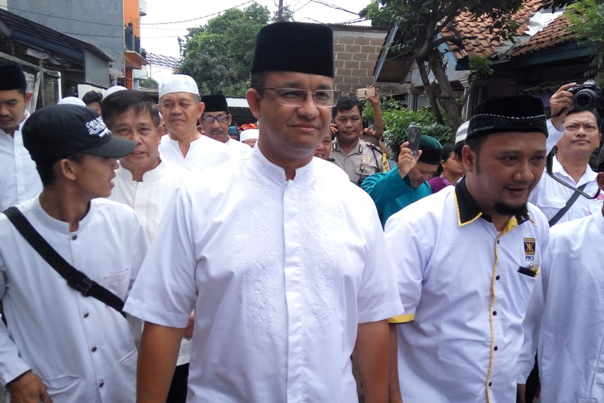 Calon gubernur DKI Jakarta, Anies Baswedan saat di kawasan Kalisari, Pasar Rebo, Jakarta Timur, Sabtu (29/4/2017).