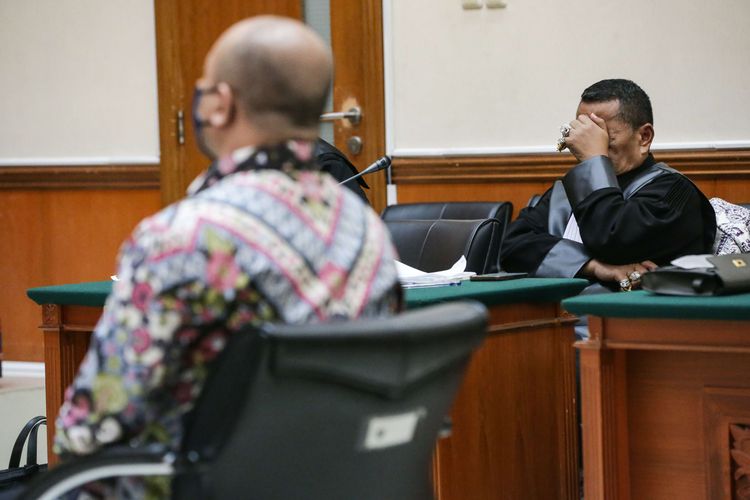 Hotman Paris Hutapea, penasihat hukum terdakwa kasus peredaran narkotika jenis sabu, Irjen Teddy Minahasa saat sidang tuntutan di Pengadilan Negeri Jakarta Barat, Kamis (30/3/2023). Jaksa penuntut umum menuntut hukuman mati pada Teddy Minahasa.