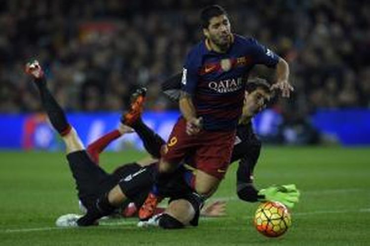 Penjaga gawang Athletic Bilbao, Gorka Iraizoz (belakang), menjatuhkan penyerang Barcelona, Luis Suarez, pada laga Divisi Primera La Liga di Stadion Camp Nou, Minggu (17/1/2016).