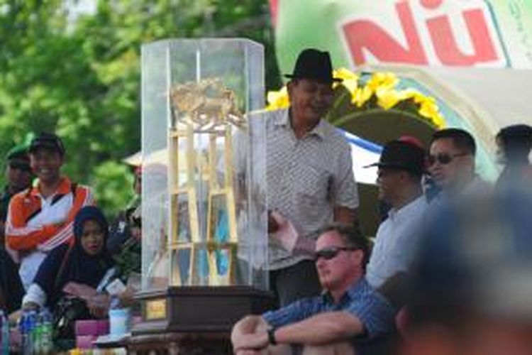 Piala bergilir Karapan Sapi berlapis emas 24 karat diperebutkan pemilik sapi karapan se Madura tahun 2014 di Pamekasan.