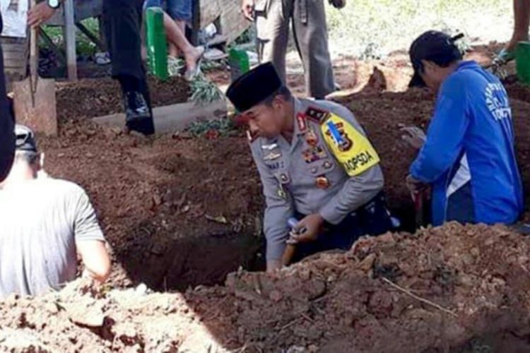 Kapolda Sulsel, Irjen Polisi Umar Septono ikut menggali kubur salah satu PNS Polda Sulsel yang telah meninggal dunia beberapa waktu lalu.