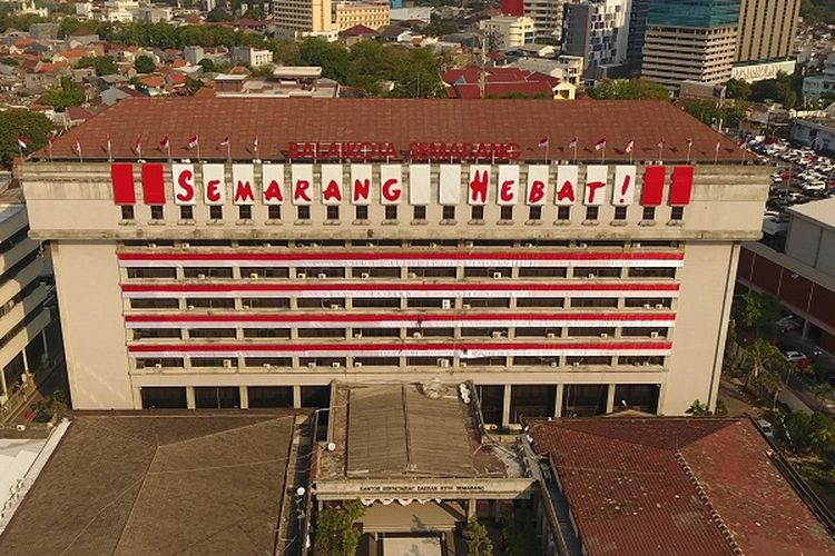 Gedung Pemerintah Kota Semarang disulap menjadi sebuah landmark peringatan kemerdekaan Indonesia.