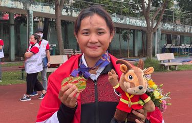 Atlet panahan putri Indonesia, Rezza Octavia, memamerkan dua medali emas SEA Games 2021 yang dia raih dari nomor Mixed Team Recurve dan Women's Individual Recurve di Hanoi National Sport Training Center pada Rabu (18/5/2022) sore WIB.