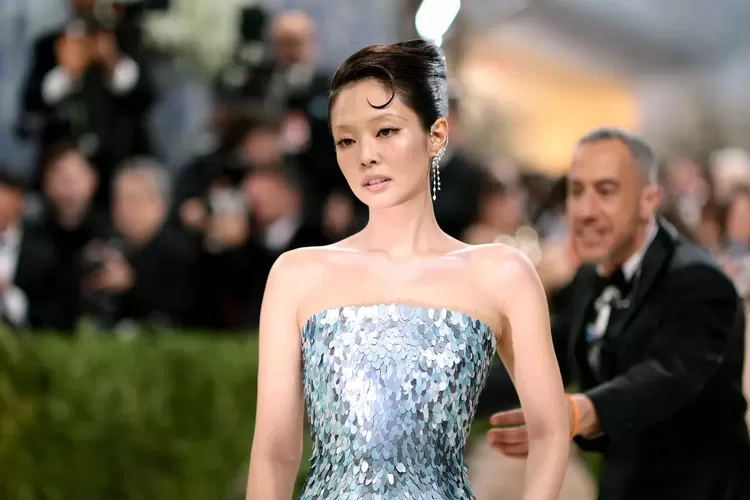 Gaya Ikonis Jennie Kenakan Gaun 15.000 Payet di Met Gala 2026