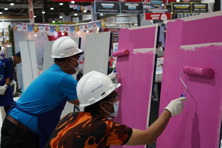Mitra Dulux melakukan praktik cat langsung saat acara Kumpul Mitra Dulux, Senin (19/8/2024).