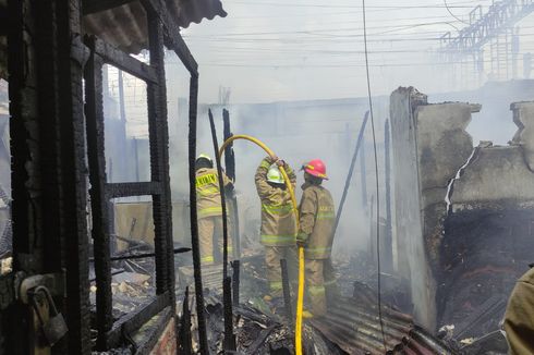 Akibat Korsleting Listrik, 30 Rumah Petak di Pademangan Ludes Dilahap Si Jago Merah