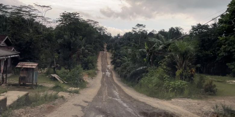 Kondisi jalan rusak di Desa Argomulyo, Kabupaten Penajam Paser Utara, Kalimantan Timur. 