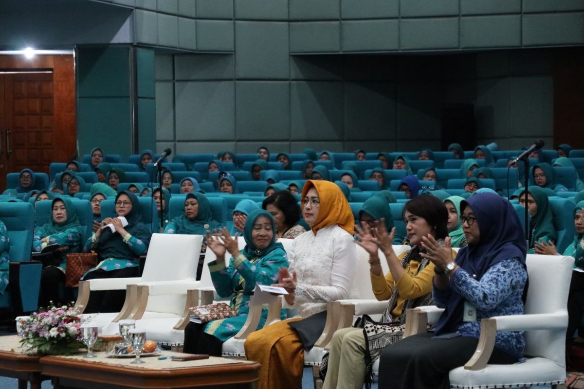 Bupati Tangsel Airin Rachmi Diany beserta jajarannya mengapresiasi para kader kesehatan yang sudah berkontribusi memberikan pelayanan kepada masyarakat kecil di waktu pandemi.