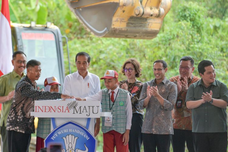 Presiden Joko Widodo dan Mendikbudristek Nadiem Makarim meresmikan pembangunan dua sekolah di IKN. 