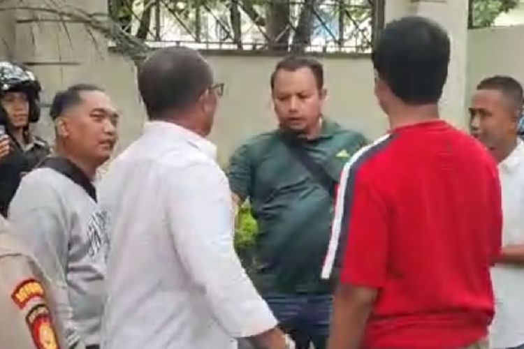 Aparat Polres Jakarta Pusat saat mengamankan sejumlah orang terduga pelaku pengeroyokan Wapres Persiraja Banda Aceh, di Jakarta, Jumat (8/3/2024).
