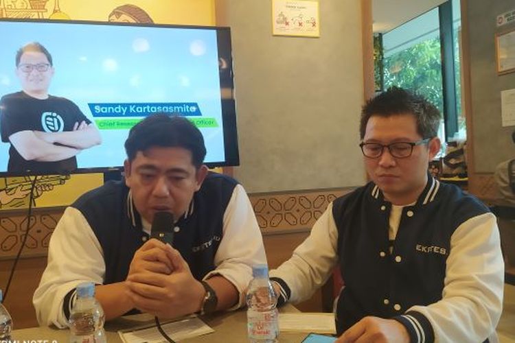 Berfoto dari kiri ke kanan, CEO Ekrutes,id Hartono Chandra dan CRD Ekrutes.id Sandi Kartasasmita, 1 Maret 2023 di Jakarta.
