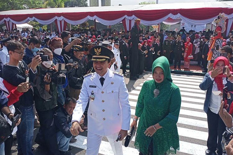 Pemerintah Daerah (Pemda) Kabupaten Bandung menggelar pagelaran busana ala Citayam Fashion Week saat perayaan HUT KE-77 RI. Peragaan busana itu diikuti oleh Bupati dan Wakil Bupati, Kapolresta Bandung, Dandim 0624, Danlanud Sulaiman serta Pejabat Lainnya.