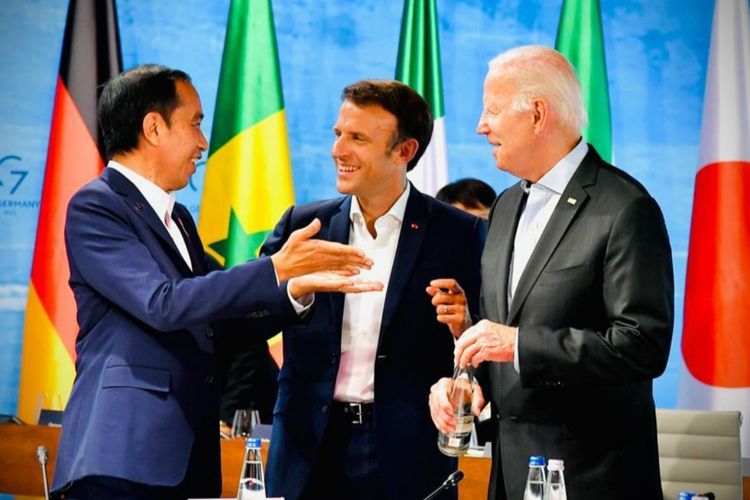 Presiden Joko Widodo bersama Presiden Prancis Emmanuel Macron dan Presiden AS Joe Biden saat menghadiri KTT G7 di Elmau, Jerman, Senin (27/6/2022).