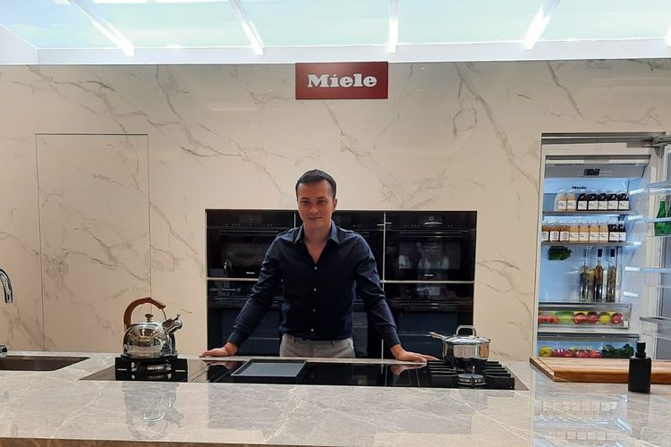 Nicholas Saputra dalam peluncuran produk Miele Gen 7000