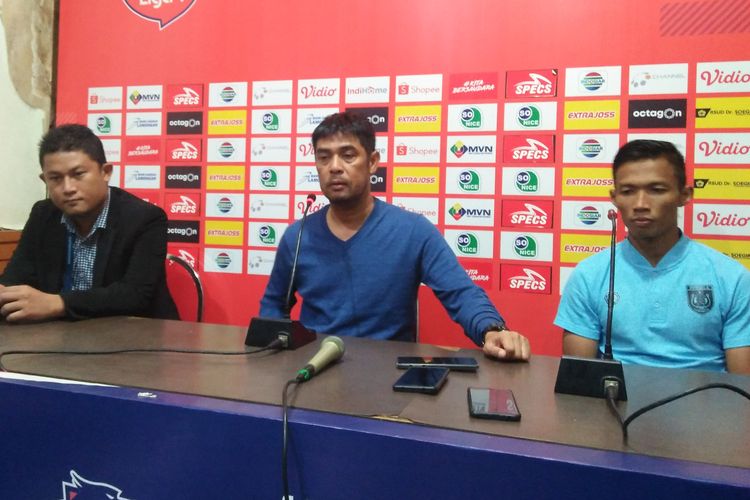 Pelatih Persela Lamongan Nilmaizar (tengah) dan kapten tim Eki Taufik, selepas pertandingan lawan PSIS Semarang.