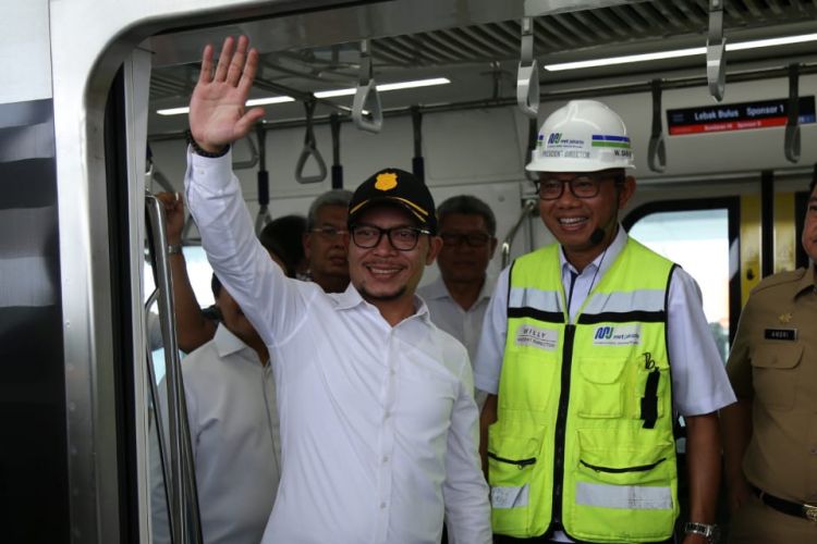 Menteri Ketenagakerjaan (Menaker) M Hanif Dhakiri saat menjajal MRT dari Hotel Indonesia-Lebak Bulus-Hotel Indonesia Senin (25/2/2019). 