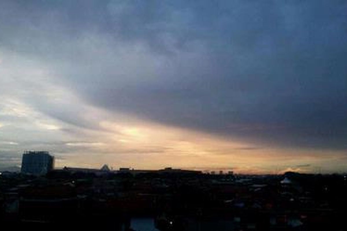 Senja terakhir 2011 di Kota Bandung yang dipotret dari jembatan layang Kiaracondong, Sabtu (31/12/2011).