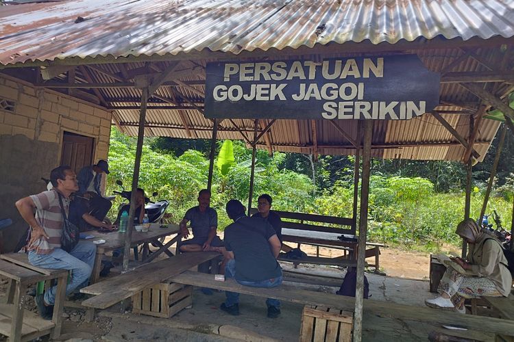 Posko “Persatuan Gojek Jagoi Serikin” di kawasan perbatasan Pos Lintas Batas Negara (PLBN) Jagoi Babang, Bengkayang, Kalimantan Barat dan Serikin, Malaysia, Selasa (12/12/2023).