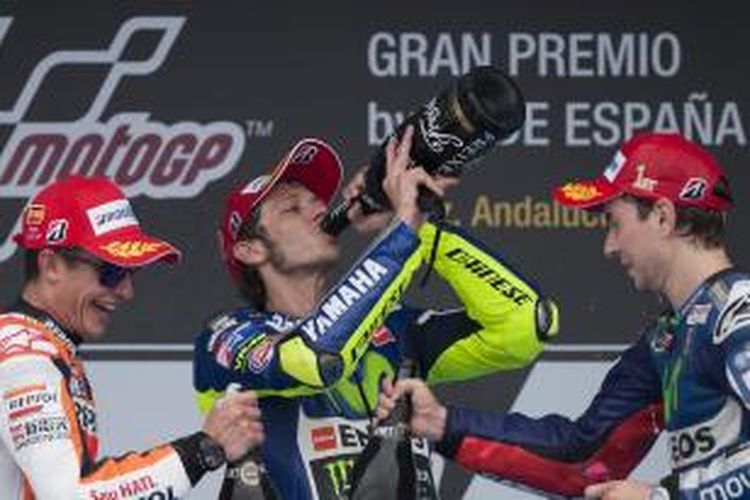 Tiga pebalap MotoGP (kiri-kanan), Marc Marquez (Repsol Honda), Valentino Rossi (Movistar Yamaha), dan Jorge Lorenzo (Movistar Yamaha), merayakan keberhasilan finis tiga besar pada GP Spanyol di Sirkuit Jerez, Minggu (3/5/2015). Lorenzo finis pertama diikuti Marquez lalu Rossi.