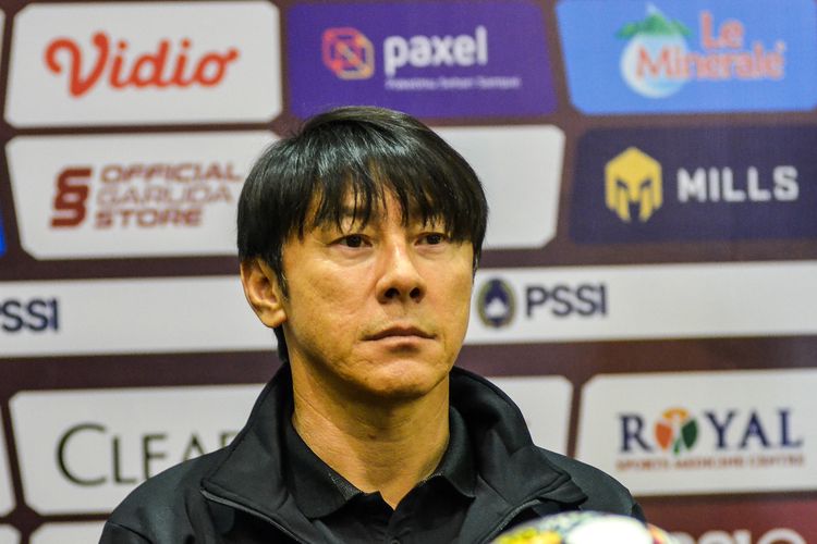 Pelatih Timnas Indonesia Shin Tae-yong dalam konferensi pers Jumat (23/9/2022) jelang pertandingan FIFA Match Day Indonesia vs Curacao. Pertandingan dua negara akan berlangsung Sabtu (24/9/2022) di Stadion Gelora Bandung Lautan Api (GBLA). Terkini, Shin Tae-yong sudah merespons permintaan maaf Thomas Doll.