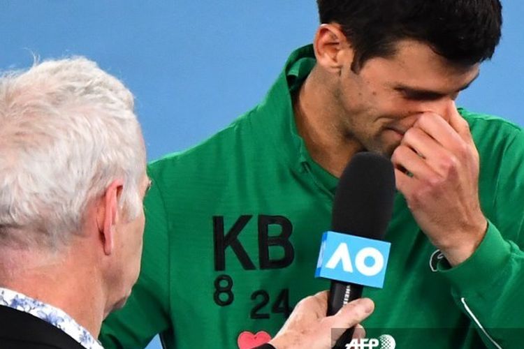 Petenis Serbia, Novak Djokovic, menangis saat berbicara tentang Kobe Bryant pada sesi wawancara seusai memenangi laga perempat final Australian Open 2020, 28 Januari 2020.