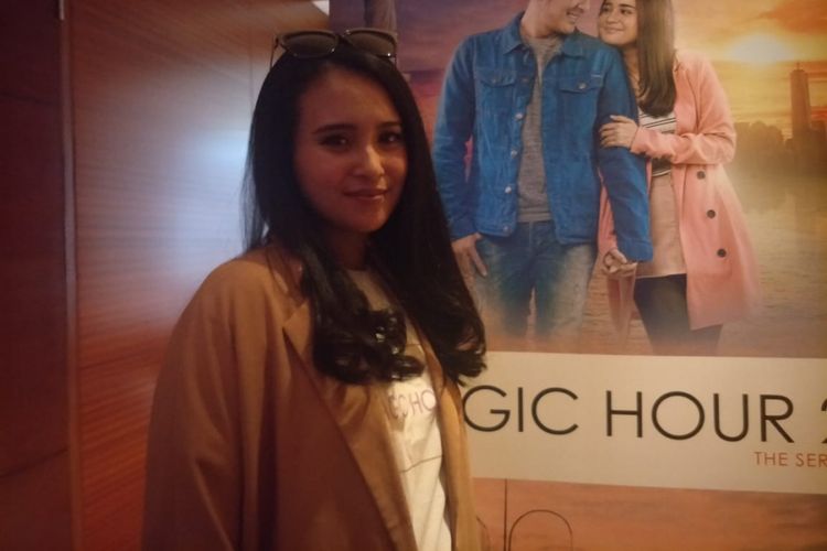 Ayushita diwawancarai usai jumpa pers peluncuran Magic Hour: The Series 2 di Plaza Senayan XXI, Senayan, Jakarta Selatan, Rabu (16/1/2019).