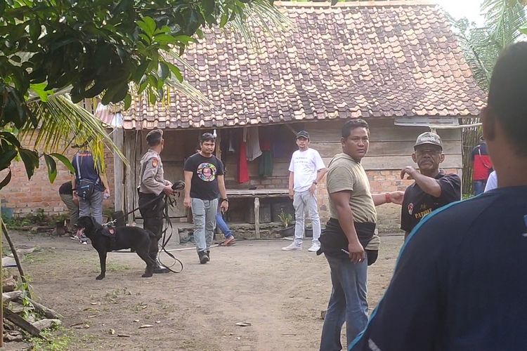 Anjing pelacak diterjunkan untuk menangkap kasus Pembunuhan yang menyehatkan salah seorang calon kepala desa Desa Betung Kecamatan Lubuk Keliat Ogan Ilir tewas.