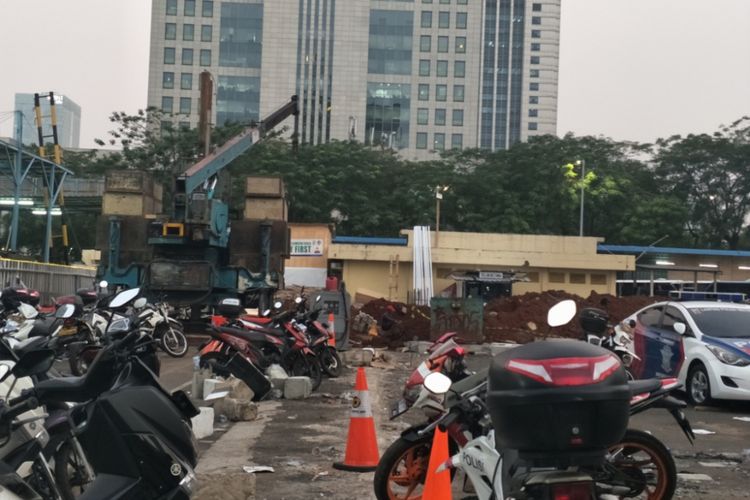 Pembangunan lahan parkir Polda Meteo Jaya. Foto diambil pada Selasa (4/9/2018).