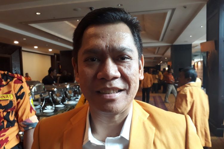 Politisi Partai Golkar, Adies Kadir