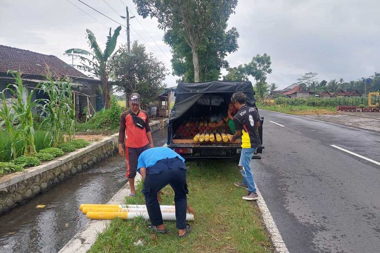 Pematokan Right Of Way (ROW) mulai dilakukan di lahan calon proyek Jalan Tol Yogyakarta-Bawen di wilayah Desa Bligo, Kecamatan Ngluwar, Kabupaten Magelang, Jawa Tengah, Rabu (16/2/2022).