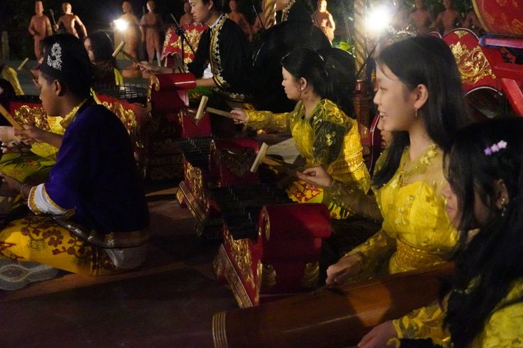 Siswa SMAK Penabur yang belajar bermain gamelan kemudian menampilkannya di depan teman-temannya.
