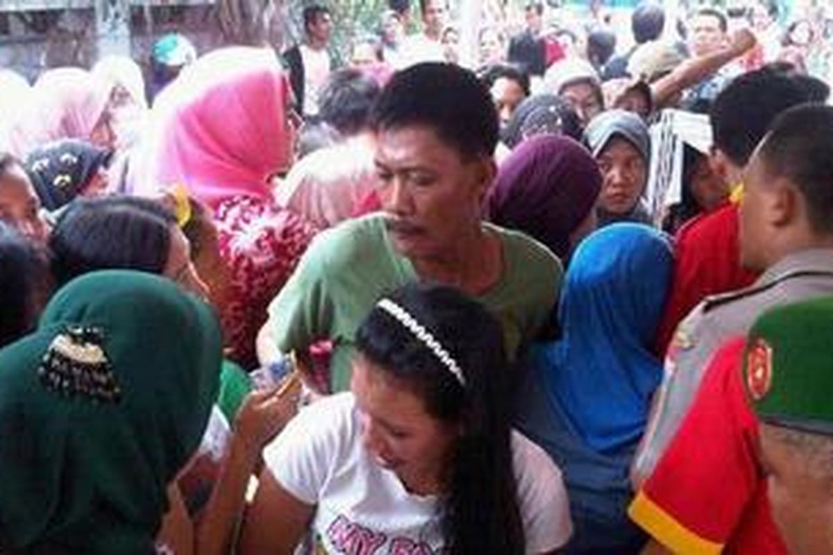 Warga berdesakan membeli paket bahan pokok di pasar murah Kelurahan Kalideres, Jakarta Barat, Kamis (19/7/2012.