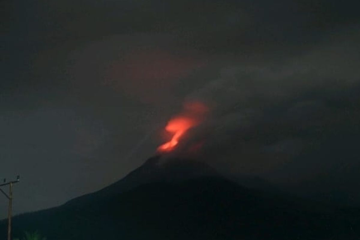 Gunung Lewotobi Kembali Meletus Malam Ini, Muncul Sinar Api di Puncak