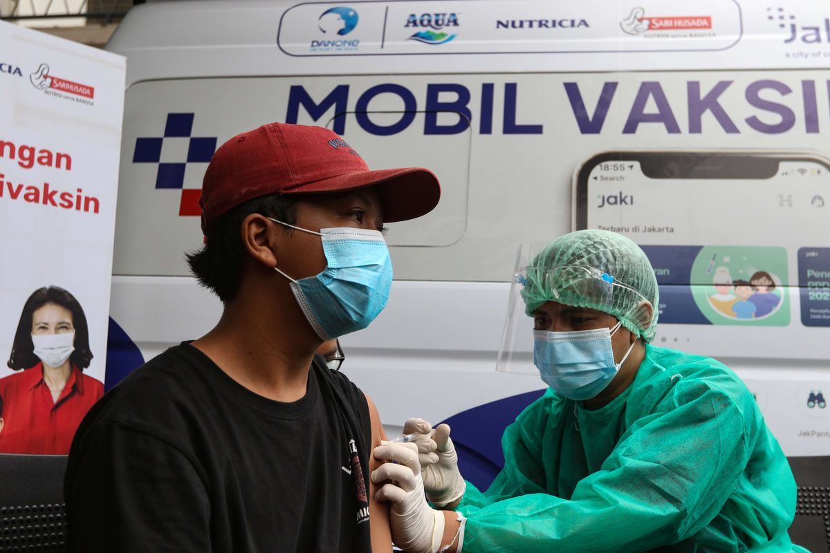 Warga mengikuti vaksinasi keliling covid-19 di Kantor Kelurahan Cipedak, Jagakarsa, Jakarta Selatan, Rabu (14/7/2021). Vaksinasi kerjasama Danone Indonesia dengan Pemprov DKI Jakarta dilakukan sebagai upaya jemput bola untuk warga yang tinggal di kawasan padat penduduk dan jauh dari sentra vaksinasi, serta memiliki kendala mobilitas.