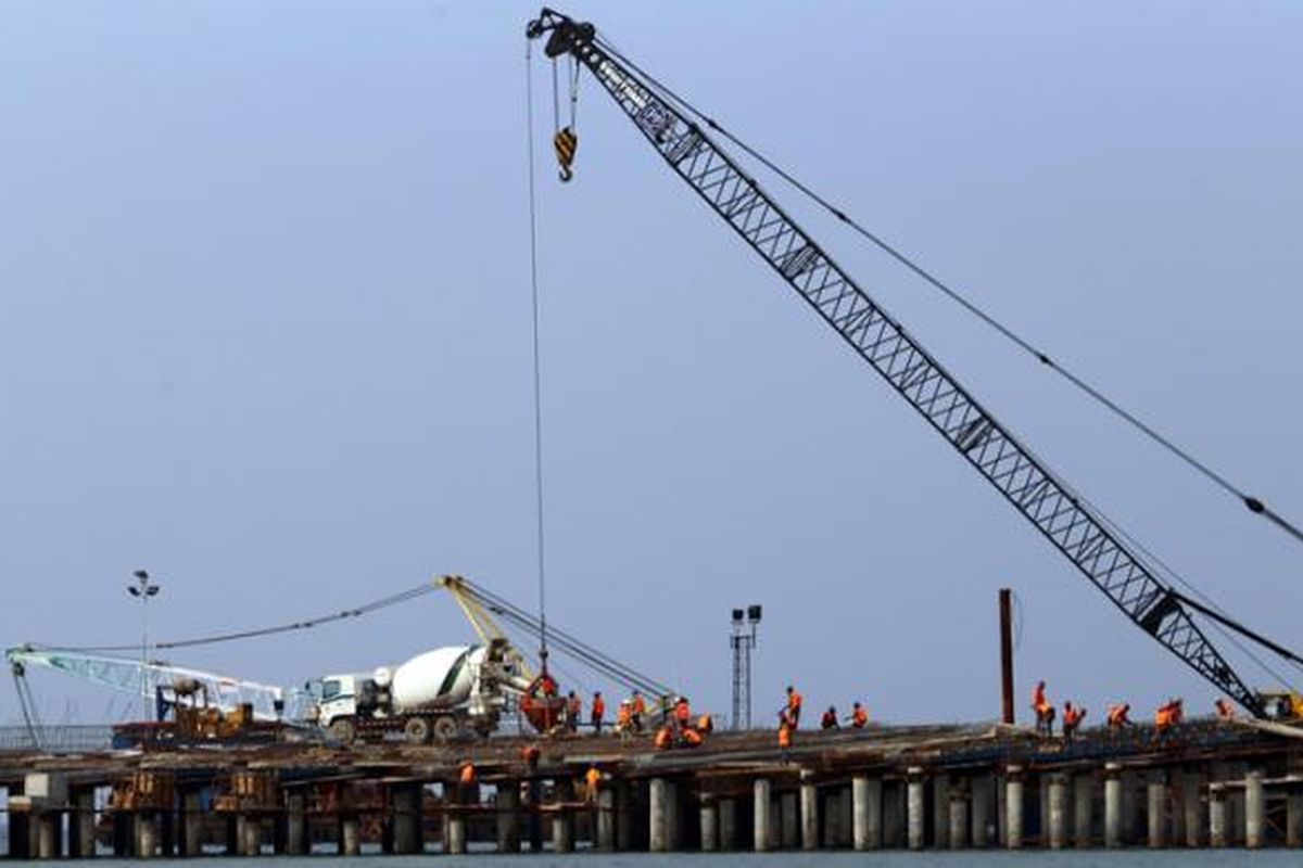 Buruh melakukan pengerjaan pembangunan Terminal Kalibaru atau yang disebut Terminal New Priok di Pelabuhan Tanjung Priok di Jakarta Utara, Rabu (20/08/2014).
