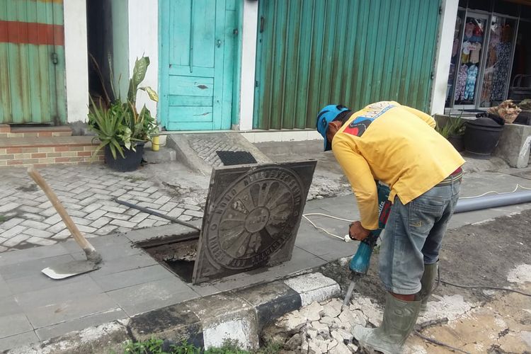 Pekerja menormalisasi inlet saluran air di Kota Kediri, Jawa Timur.